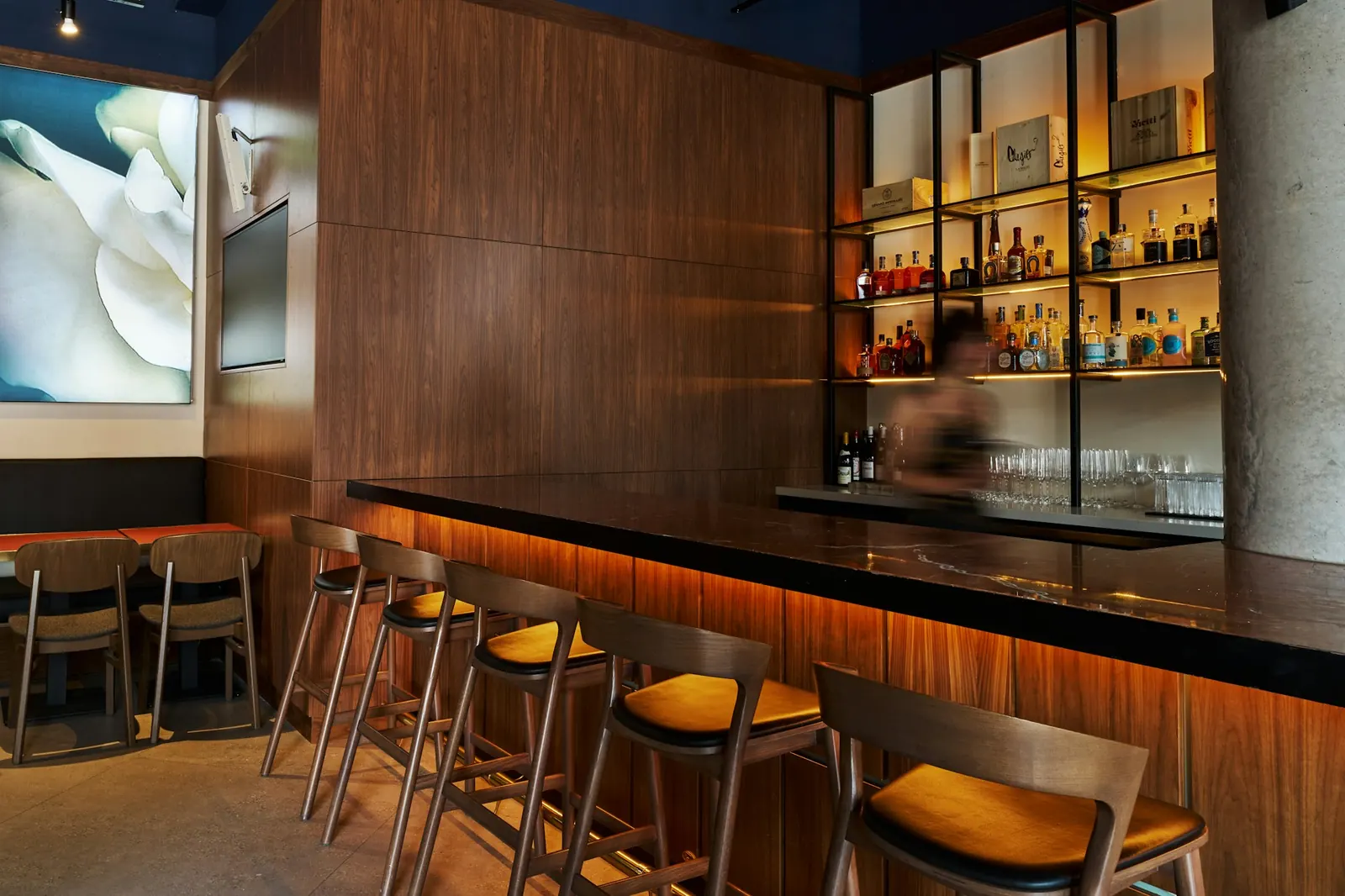Bar de madera cálida con la barra iluminada