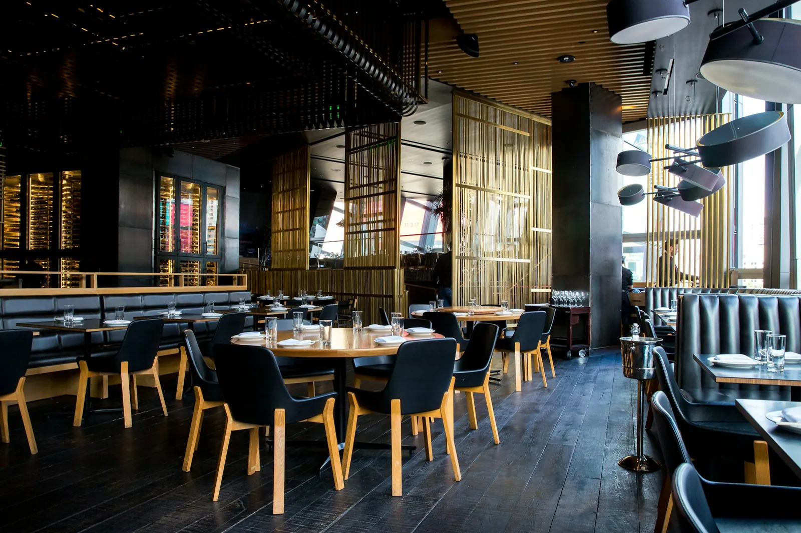 Comedor de restaurante con barra